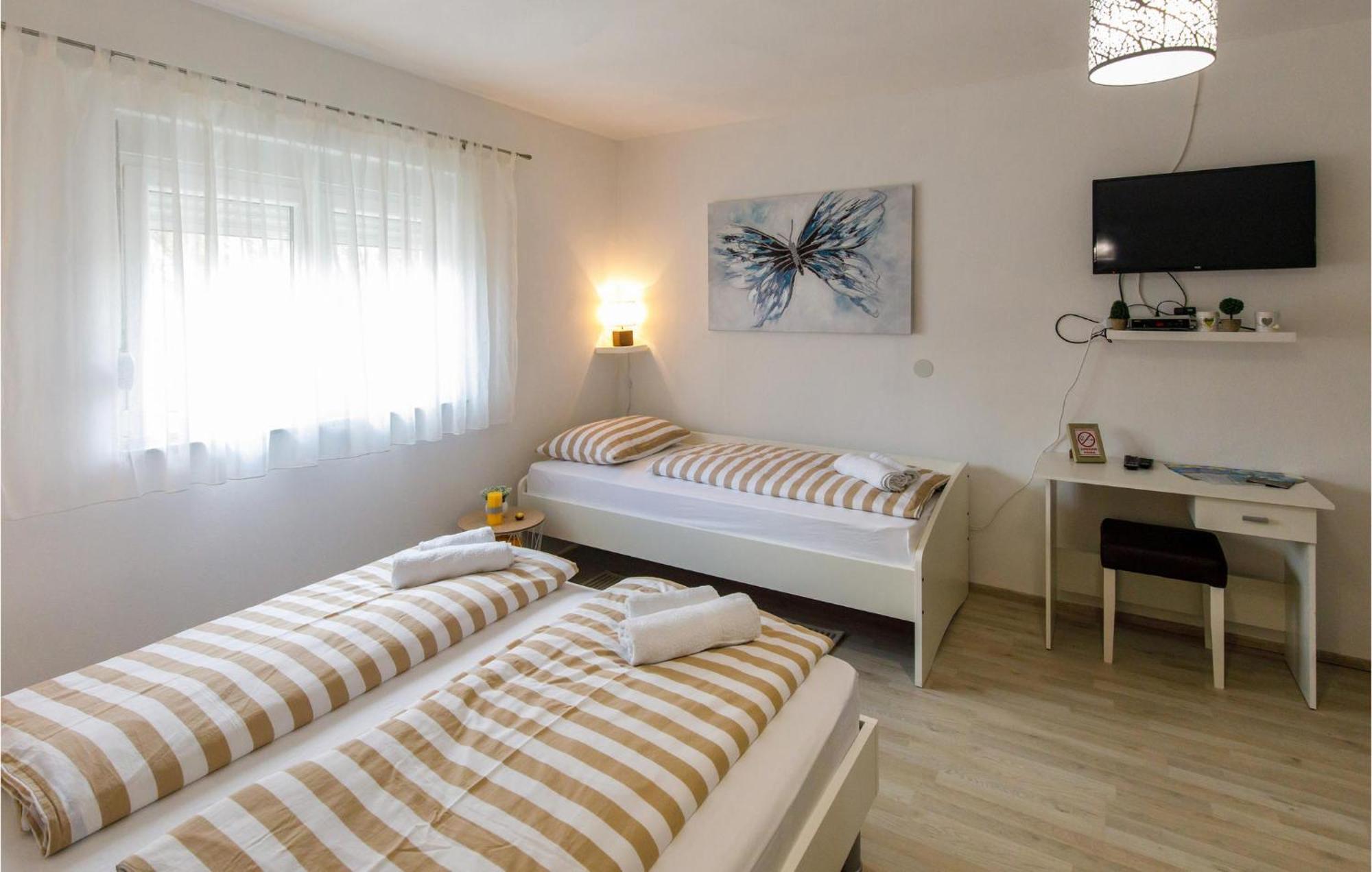 Gorgeous Home In Knin With Kitchen Kovacic 外观 照片